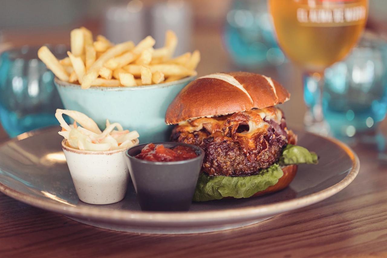 Longlands Inn & Cottages Carnforth Extérieur photo A burger at the restaurant