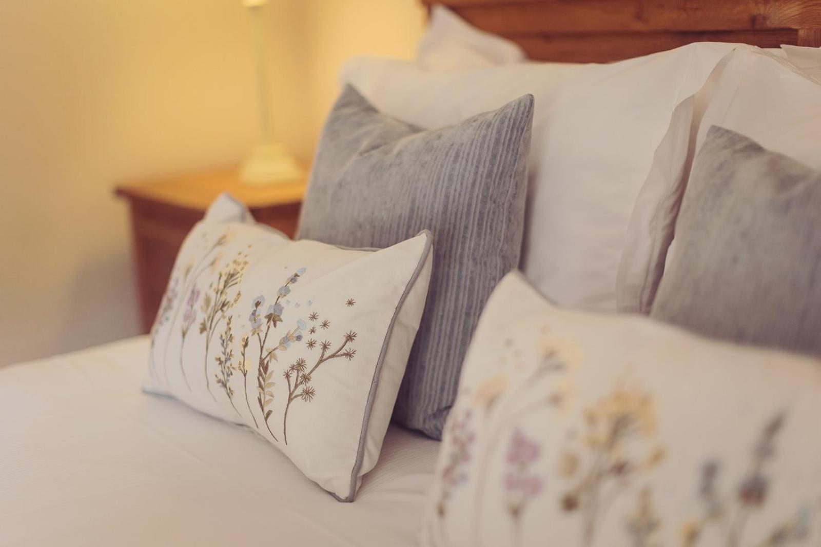 Longlands Inn & Cottages Carnforth Extérieur photo Pillows on a bed