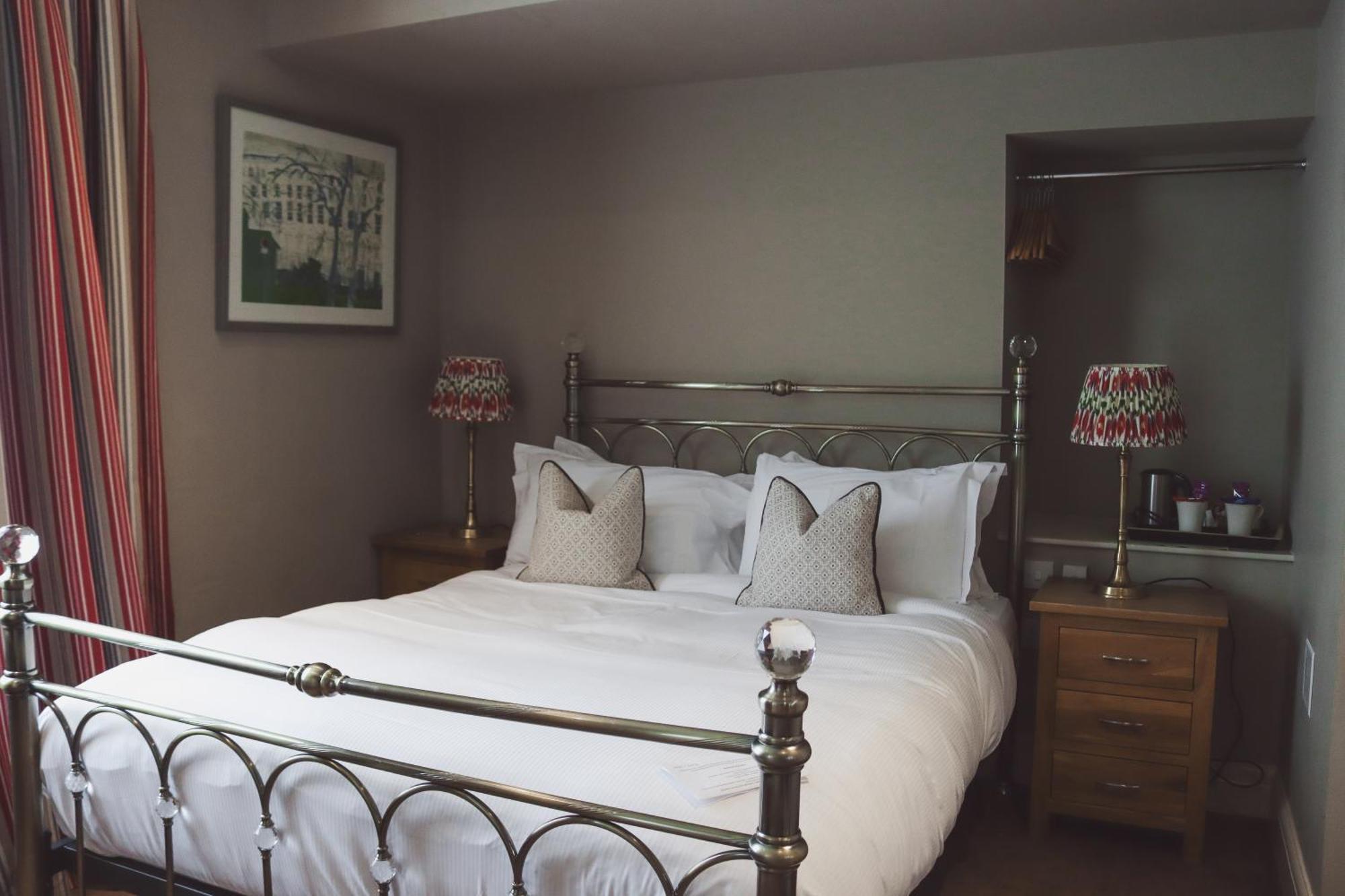 Longlands Inn & Cottages Carnforth Extérieur photo A bedroom at The Old parsonage
