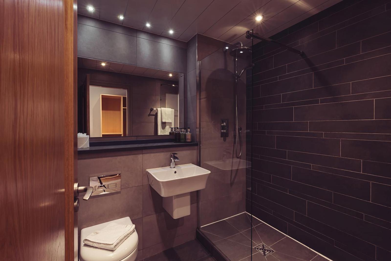 Longlands Inn & Cottages Carnforth Extérieur photo A wet room
