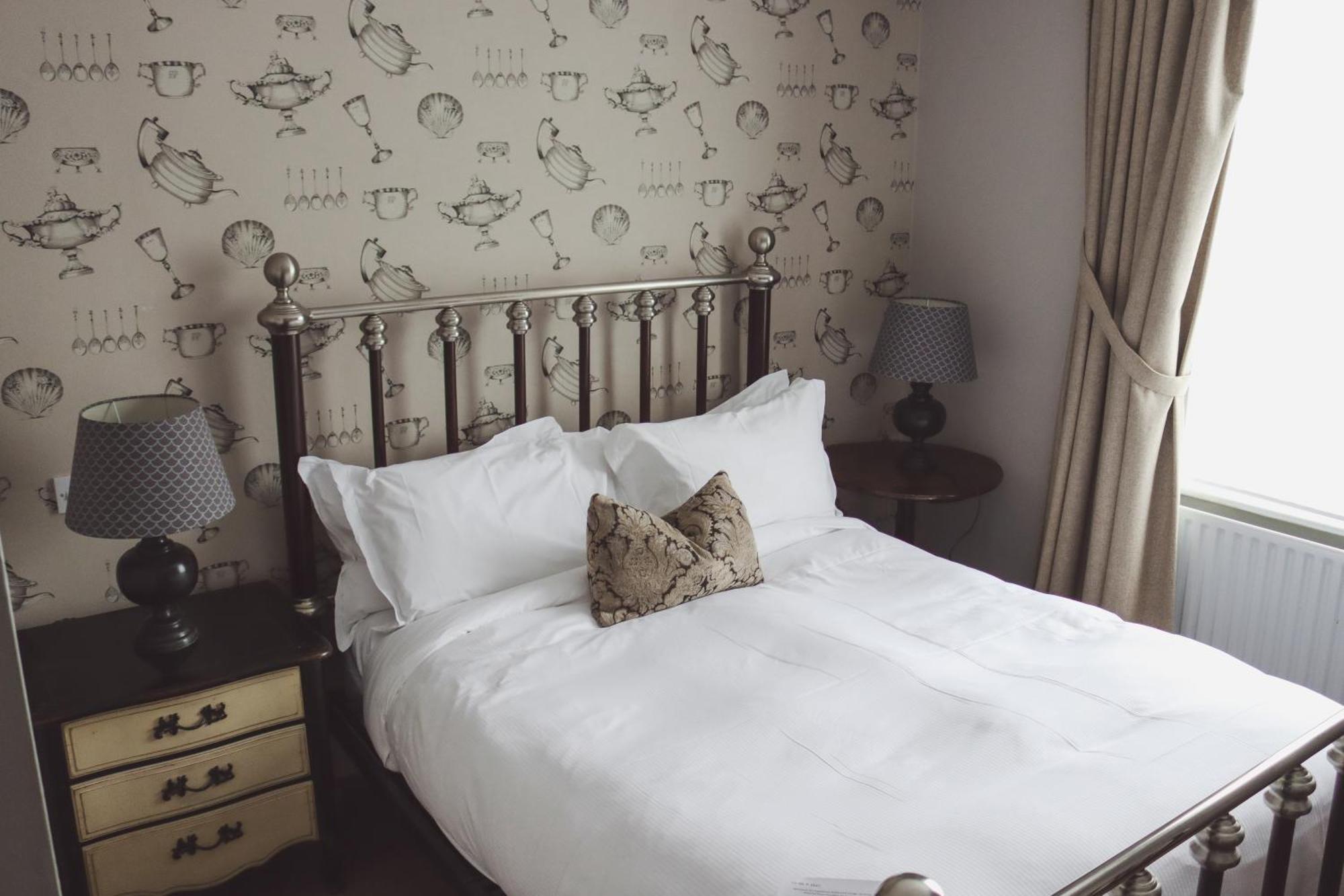 Longlands Inn & Cottages Carnforth Extérieur photo A bedroom at the hotel