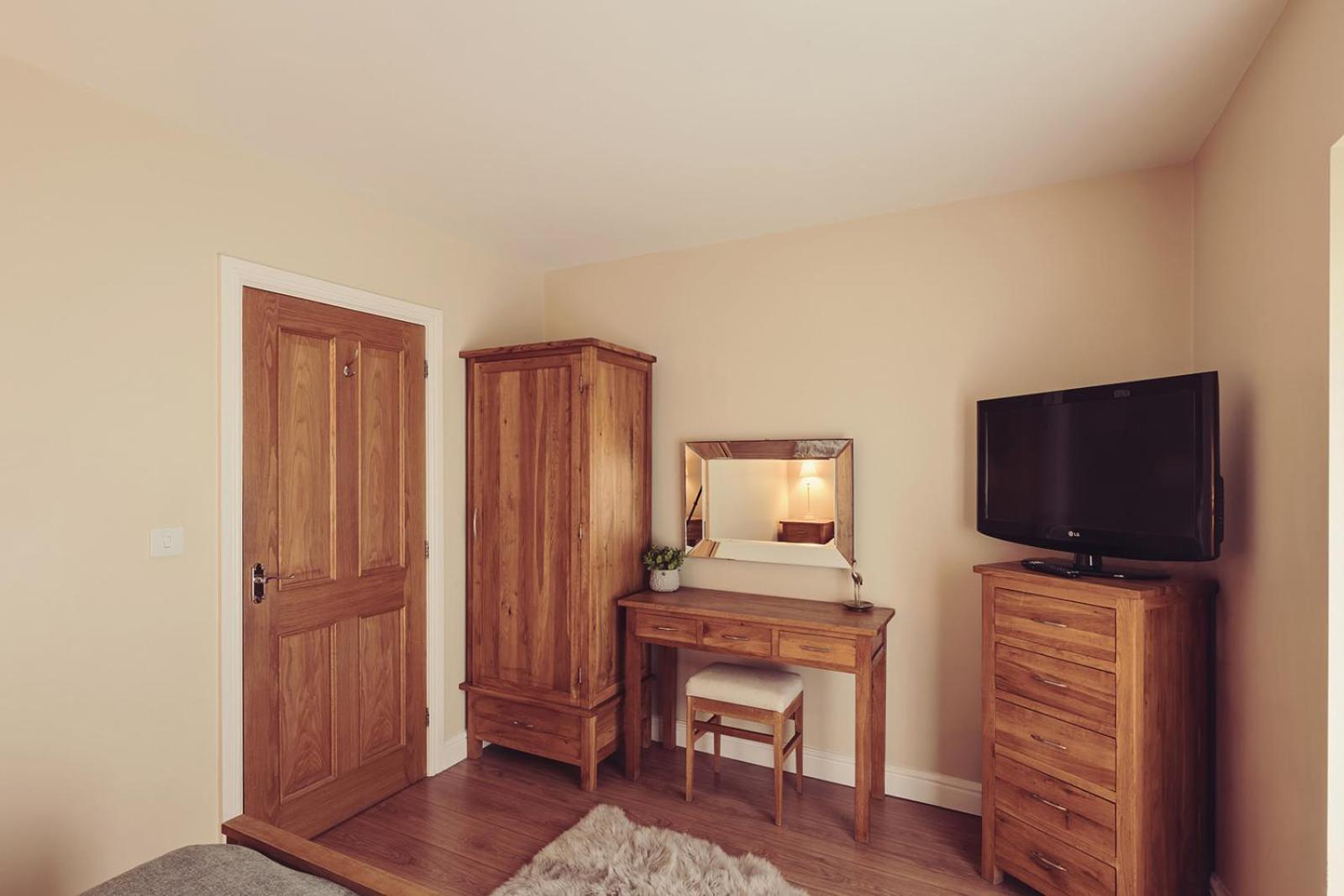 Longlands Inn & Cottages Carnforth Extérieur photo Oak bedroom furniture