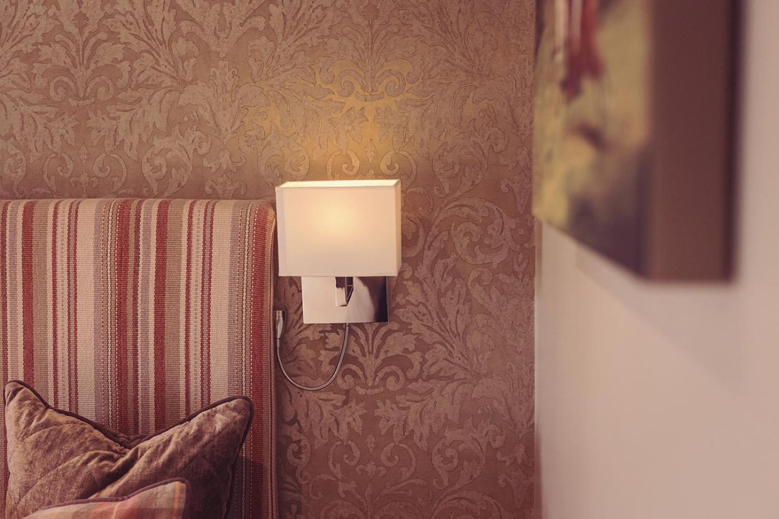 Longlands Inn & Cottages Carnforth Extérieur photo A wall light