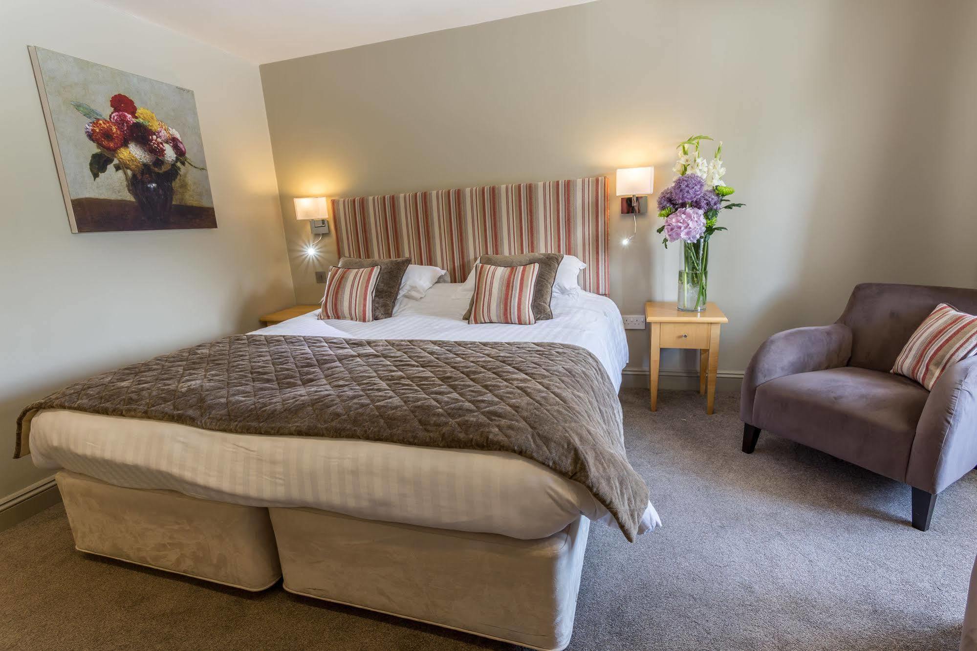 Longlands Inn & Cottages Carnforth Extérieur photo A bedroom at the hotel